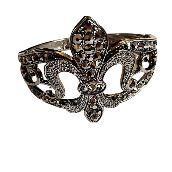Vintage Gunmetal Tone Fleur De Lis Hinged Clamper Cuff Signed Yumong Bracelet - Picture 1 of 6